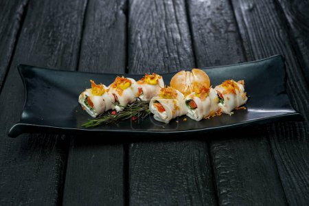 Foto de Rollos de sushi con salmón y queso. comida japonesa. - Imagen libre de derechos