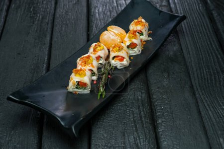 Foto de Rollos de sushi con salmón y queso. comida japonesa. - Imagen libre de derechos