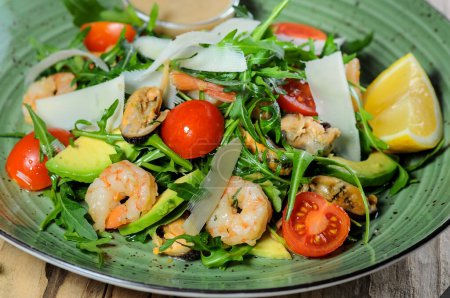 Téléchargez les photos : Salade savoureuse aux crevettes et avocat sur table en bois - en image libre de droit