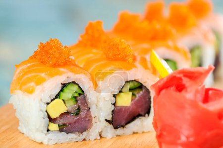 Téléchargez les photos : Cuisine japonaise, rouleaux de sushi au saumon, thon, concombre et avocat - en image libre de droit