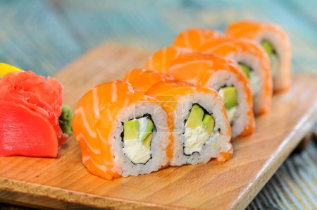 Foto de Rollos de sushi con salmón, aguacate y queso. comida japonesa - Imagen libre de derechos