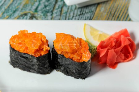 Foto de Un juego de rollos de sushi picantes. Rollos de Maki con wasabi - Imagen libre de derechos