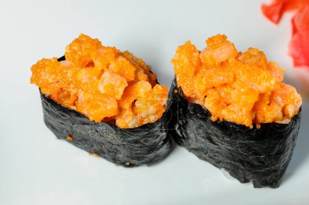 Téléchargez les photos : Un ensemble de rouleaux de sushis épicés. Rouleaux Maki au wasabi - en image libre de droit