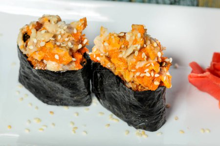 Téléchargez les photos : Un ensemble de rouleaux de sushis épicés. Rouleaux Maki avec nori - en image libre de droit