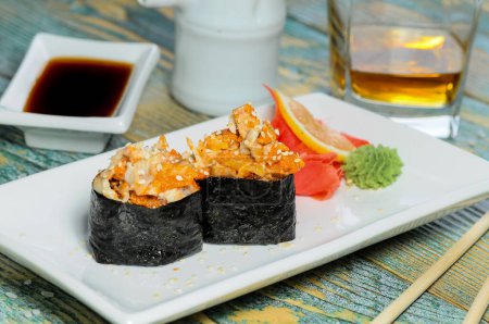 Téléchargez les photos : Un ensemble de rouleaux de sushis épicés. Rouleaux Maki avec boisson alcoolisée - en image libre de droit