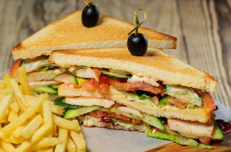 Foto de Deliciosos sándwiches con carne y papas fritas. - Imagen libre de derechos