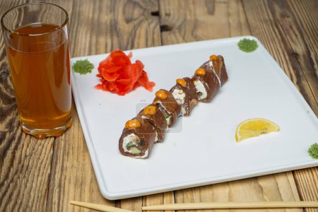Téléchargez les photos : Délicieuse cuisine japonaise - rouleaux de maki sur l'assiette - en image libre de droit