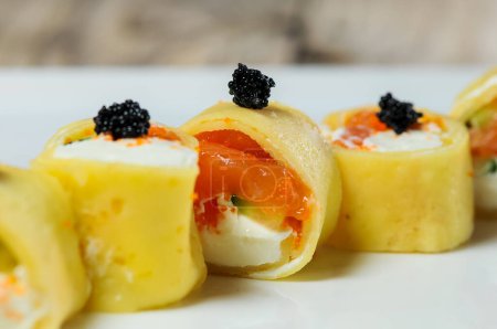 Foto de Panqueques Maki Sushi Rollos Salmón relleno y caviar negro - Imagen libre de derechos