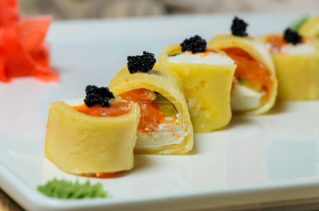 Téléchargez les photos : Crêpes Maki Sushi Rouleaux Saumon farci et caviar noir - en image libre de droit