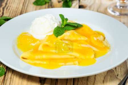 Foto de Deliciosos panqueques con mermelada de mango y helado - Imagen libre de derechos