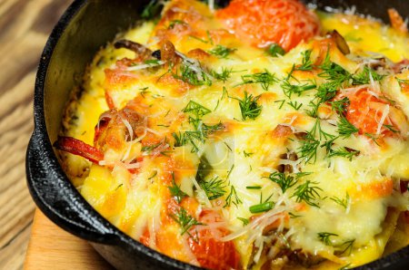 Téléchargez les photos : Omelette avec légumes et légumes verts dans une casserole sur fond, fermer - en image libre de droit