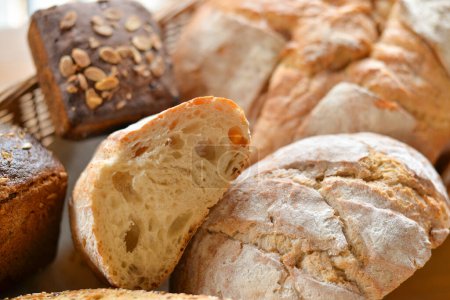 Téléchargez les photos : Assortiment de pain frais fait maison - en image libre de droit