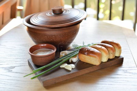 Téléchargez les photos : Petits pains savoureux et bortsch rouge avec de la viande sur une table en bois, gros plan - en image libre de droit