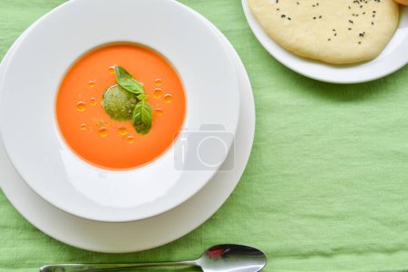 Téléchargez les photos : Soupe à la crème de tomate au basilic et pain - en image libre de droit