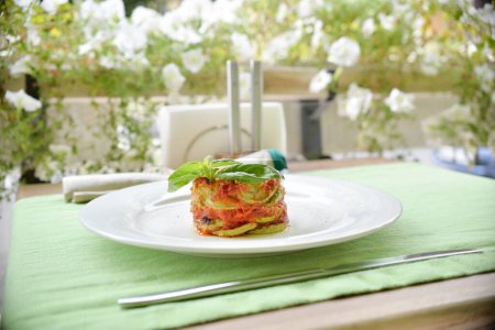 Téléchargez les photos : Plat avec courgettes hachées et tomates et feuilles de basilic - en image libre de droit