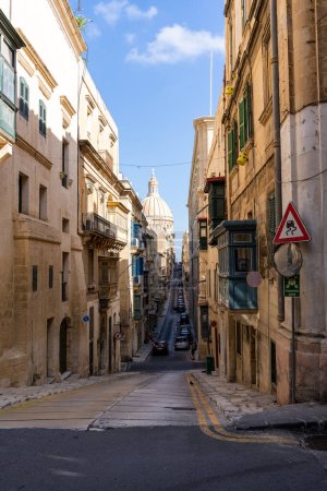 Foto de Valletta, Malta - 3 November 2022: One of the main street in Valletta, Malta capital. - Imagen libre de derechos