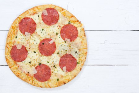 Téléchargez les photos : Pizza salami from above copyspace copy space on wooden board wood - en image libre de droit