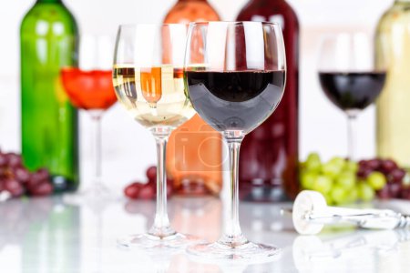 Téléchargez les photos : Red wine in a glass grapes alcoholic beverage - en image libre de droit