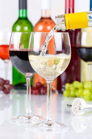 Téléchargez les photos : Wine pouring glass bottle white wines portrait format pour alcohol - en image libre de droit
