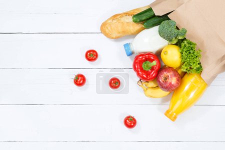 Téléchargez les photos : Purchase food purchases fruits and vegetables paper bag wooden board wood - en image libre de droit