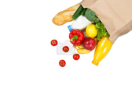 Téléchargez les photos : Acheter des aliments acheter des fruits et légumes copyspace copier sac en papier isolé sur un fond blanc - en image libre de droit