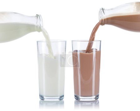 Téléchargez les photos : Milk and chocolate drink pouring pour glass bottle isolated on a white background - en image libre de droit