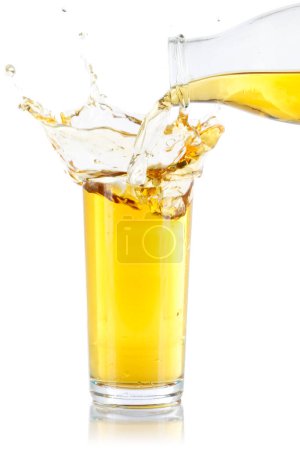 Téléchargez les photos : Apple juice pouring pour splash splashing glass bottle isolated on a white background - en image libre de droit