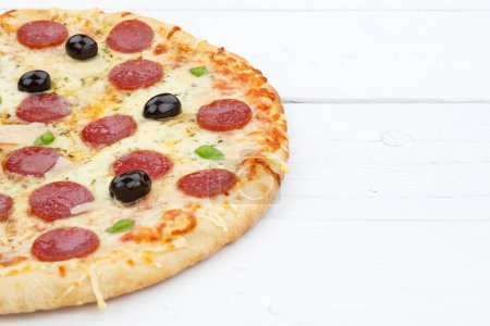 Téléchargez les photos : Pizza pepperoni salami copyspace copy space on wooden board wood - en image libre de droit