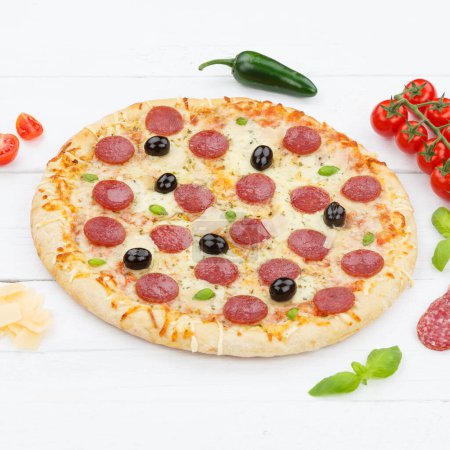 Foto de Salami pizza ingredientes cuadrados en madera tablero de madera - Imagen libre de derechos