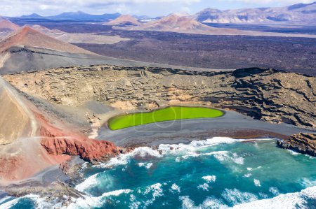 Téléchargez les photos : Lac vert vue aérienne Charco de Los Clicos Verde près de El Golfo sur l'île de Lanzarote voyage sur les îles Canaries en Espagne - en image libre de droit