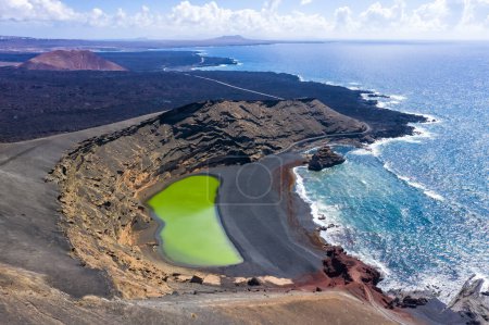 Téléchargez les photos : Lac vert vue aérienne Charco de Los Clicos Verde près de El Golfo sur l'île de Lanzarote voyage sur les îles Canaries en Espagne - en image libre de droit