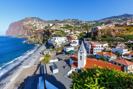 Foto de Vista de la ciudad de Camara de Lobos con viajes a la iglesia en la isla de Madeira en Portugal - Imagen libre de derechos