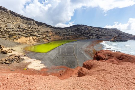 Téléchargez les photos : Lac vert Charco de Los Clicos Verde près de El Golfo sur l'île de Lanzarote Voyage sur les îles Canaries en Espagne - en image libre de droit