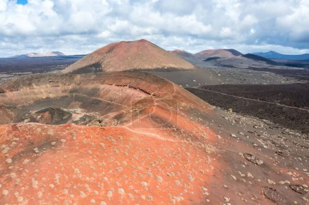 Téléchargez les photos : Volcans dans le parc national de Timanfaya sur l'île de Lanzarote voyage vue aérienne sur les îles Canaries en Espagne - en image libre de droit