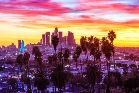 Téléchargez les photos : Vue du centre-ville de Los Angeles avec des palmiers au coucher du soleil Voyage en Californie États-Unis - en image libre de droit