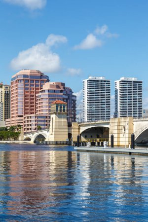 Téléchargez les photos : Royal Park Bridge et skyline portrait format Voyage à West Palm Beach, États-Unis - en image libre de droit