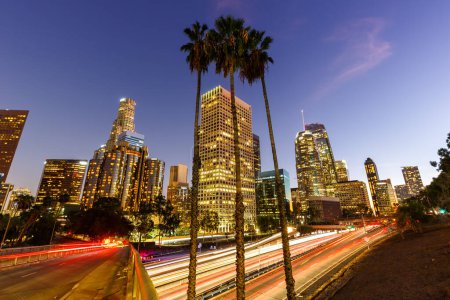 Téléchargez les photos : Paysage urbain du centre-ville de Los Angeles avec des gratte-ciel au crépuscule Voyage en Californie aux États-Unis - en image libre de droit