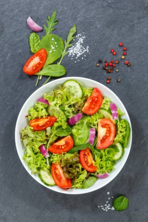 Téléchargez les photos : Salade mixte avec des tomates fraîches manger sainement manger des aliments de format portrait ci-dessus sur une ardoise - en image libre de droit