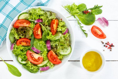 Téléchargez les photos : Salade mixte avec des tomates fraîches manger sainement de la nourriture d'en haut manger sur une planche en bois - en image libre de droit