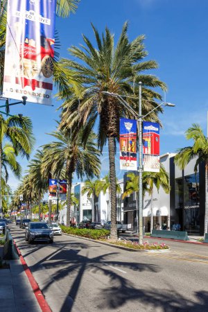Foto de Los Ángeles, Estados Unidos - 5 de noviembre de 2022 Rodeo Drive luxury shopping boulevard portrait format in Beverly Hills Los Ángeles in the United States. - Imagen libre de derechos