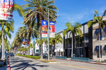 Téléchargez les photos : Los Angeles, États-Unis - 5 novembre 2022 Rodeo Drive luxury shopping boulevard in Beverly Hills Los Angeles in the United States. - en image libre de droit