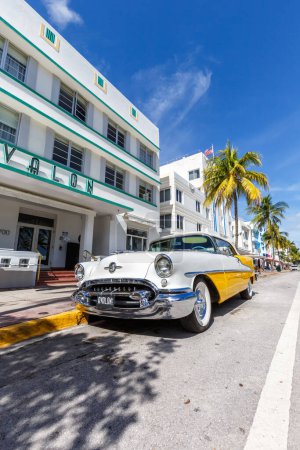 Foto de Miami Beach, Estados Unidos - 15 de noviembre de 2022 Avalon Hotel en estilo de arquitectura Art Deco y formato de retrato de automóvil clásico en Ocean Drive en Miami Beach Florida, Estados Unidos. - Imagen libre de derechos