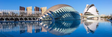 Foto de Valencia, España - 18 de febrero de 2022 Ciutat de les Arts i les Ciencies modern architecture by Santiago Calatrava panorama in Valencia, España. - Imagen libre de derechos