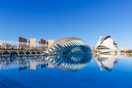 Foto de Valencia, España - 18 de febrero de 2022 Ciutat de les Arts i les Ciencies modern architecture por Santiago Calatrava en Valencia, España. - Imagen libre de derechos