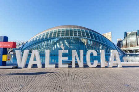 Foto de Valencia, España - 18 de febrero de 2022 Ciutat de les Arts i les Ciencies with Hemisferic building modern architecture by Santiago Calatrava in Valencia, España. - Imagen libre de derechos