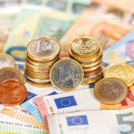 Foto de Billetes de monedas en euros factura ahorro de dinero pago finanzas billetes de banco billetes cuadrados ricos - Imagen libre de derechos