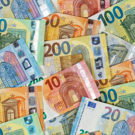 Foto de Billetes en euros factura ahorro dinero fondo pago finanzas billetes de banco cuadrado rico - Imagen libre de derechos