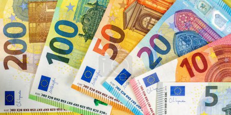 Foto de Billetes en euros factura ahorro dinero fondo pago finanzas billetes de banco banner rico - Imagen libre de derechos