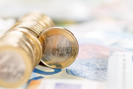 Foto de Monedas de un euro que ahorran dinero pagan las finanzas con espacio de copia rico - Imagen libre de derechos