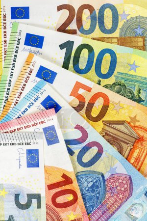Foto de Billetes en euros factura ahorro dinero fondo pago finanzas billetes de banco retrato formato rico - Imagen libre de derechos